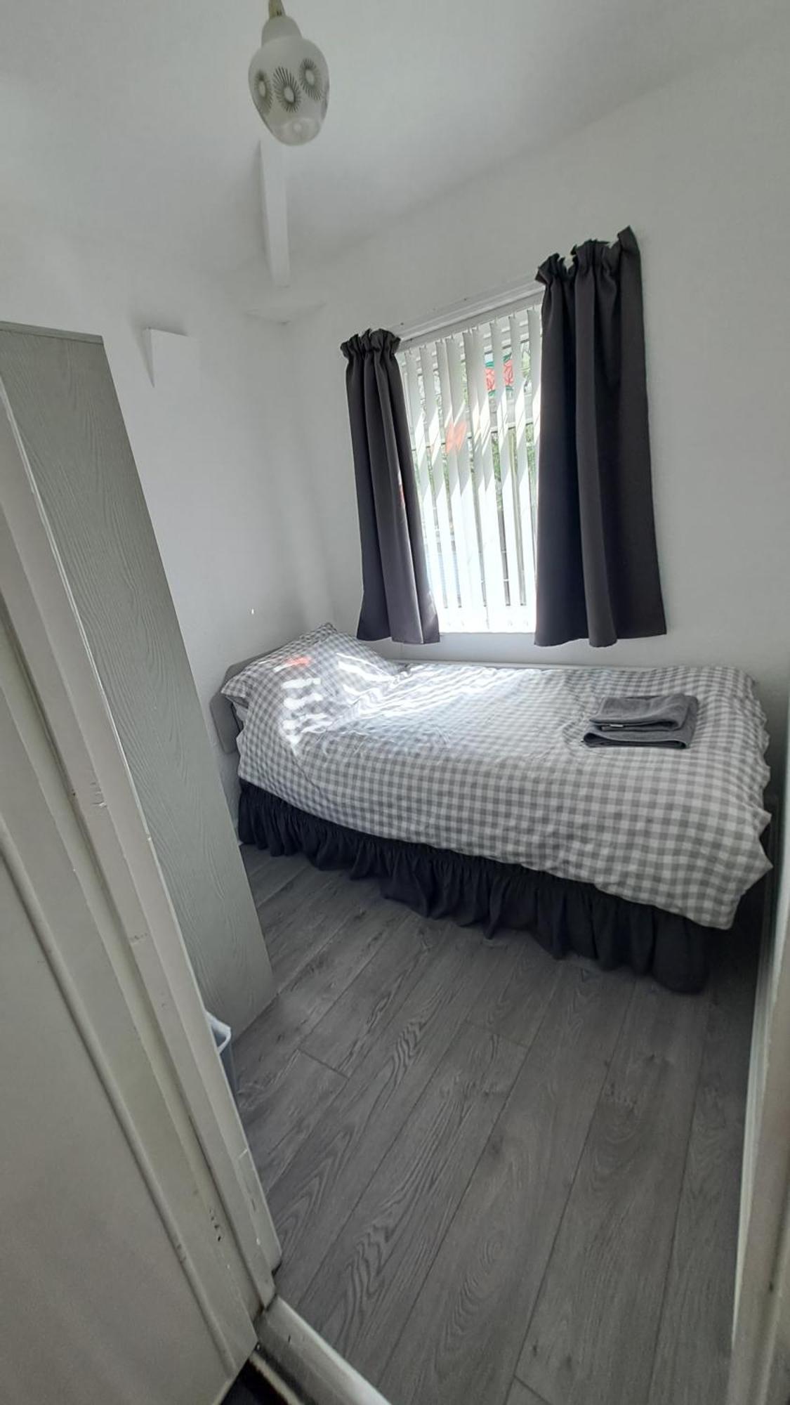 Casa de férias Dalton House - Three Bedroom Stretford Free Parking Near The Trafford Centre Manchester